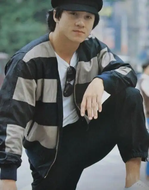 年轻时候的成龙也是不简单