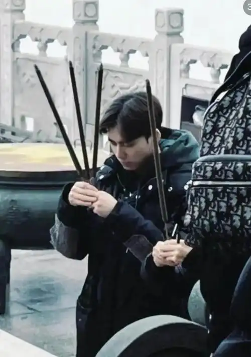 李易峰寺庙虔诚祈福,未带口罩,素颜现身,退圈后星味全无|娱乐圈|大批