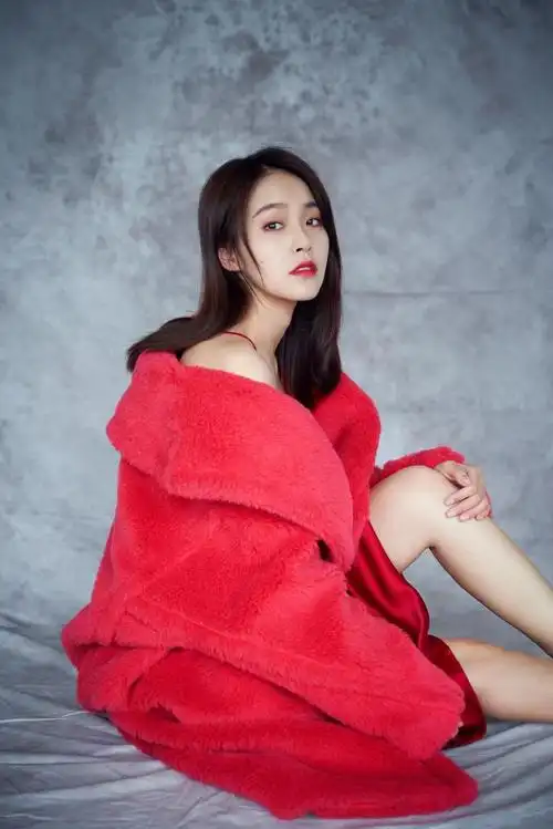 张佳宁性感复古多种风格秒切换展现秋季穿搭个性姿态