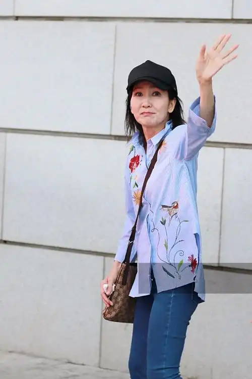 "小青"陈美琪现身无锡穿花纹衬衫显年轻 皮肤白皙尽显优雅气质|陈美琪