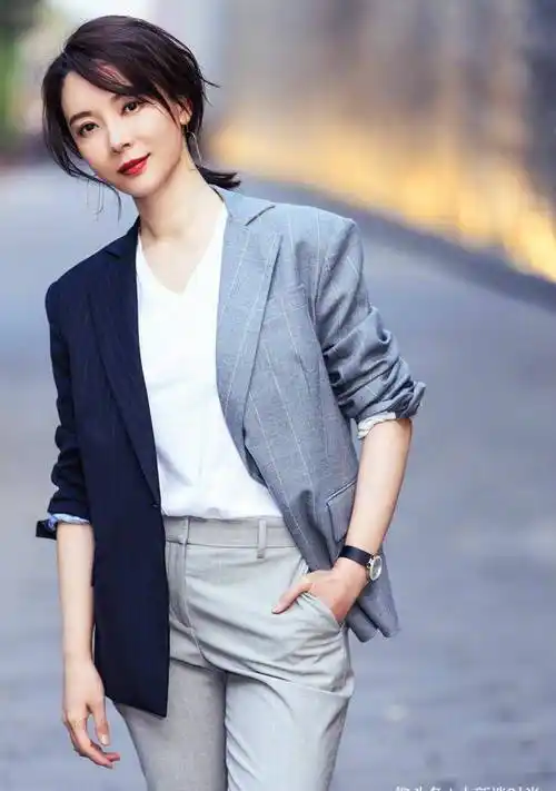 陈数拍西装大片心真大,里面只穿一件衣服,身材真有料!