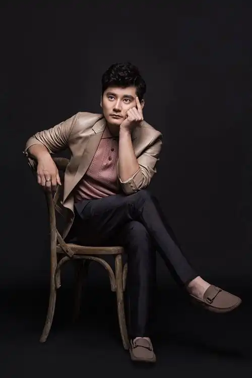 钱枫春日绅士大片浅笑沉思显帅气