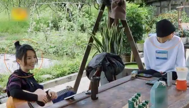 张子枫坐在门口发呆,梁靖康默默说她跟个老奶奶似的,坐姿太可爱_老头