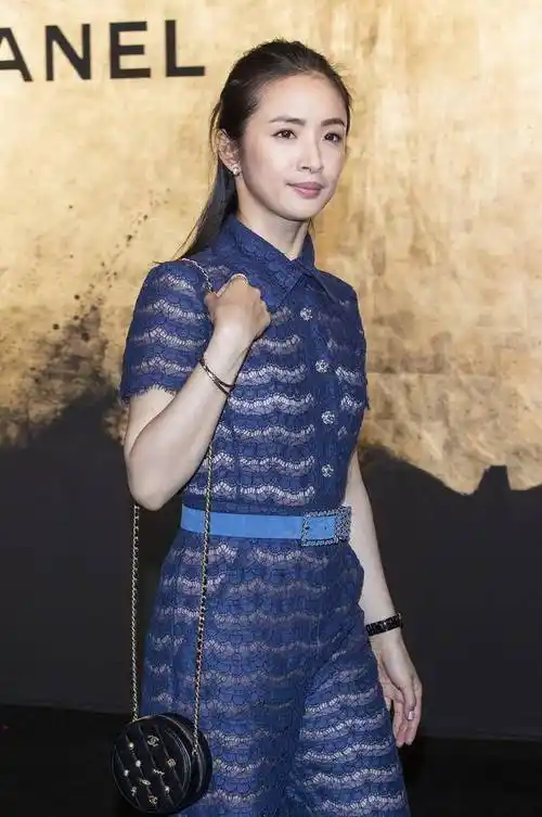 原创林依晨这连体裤真省布料清瘦的身材太吸睛真是有心机的搭配