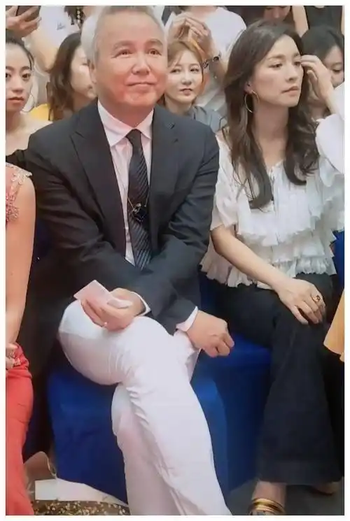 原创49岁酒窝女神张庭和59岁老公一起看秀皮肤超好嫁对人了