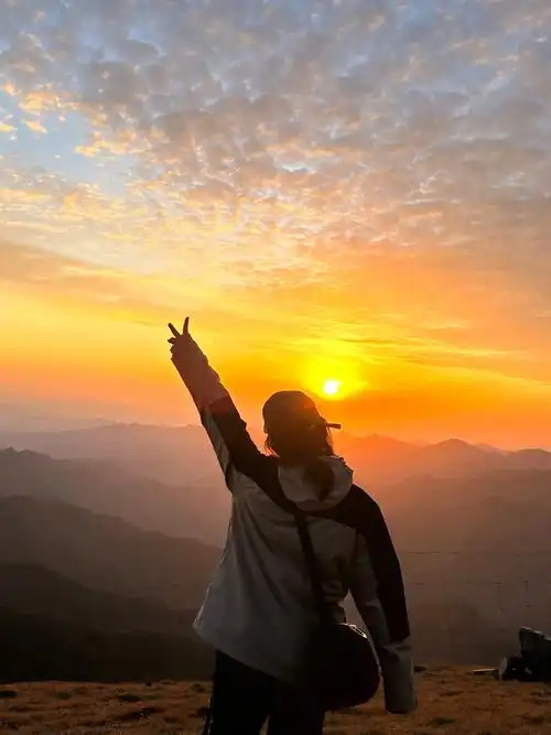 成功体验看日出.第一次看日出 凌晨起床爬山累的要命 但坚持到 - 抖音