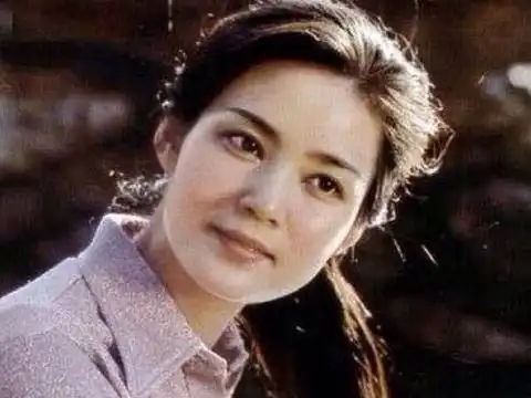 64岁潘虹奶奶真时尚!满脸皱纹却潮的不像话,个性穿搭更显年轻