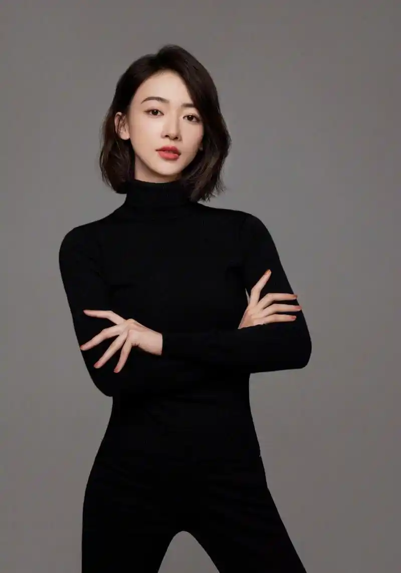 吴谨言最新写真释出 温婉波浪短发搭配黑色毛衣裙,简约大方之中尽显