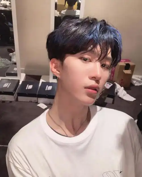 基地色,而黑色本身就适合各种肤色,所以蓝黑色对于肤色的要求就很低了