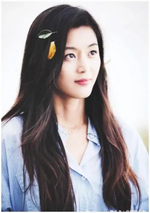 38岁全智贤二胎后没变化羽绒服微卷发端庄秀丽状态满分