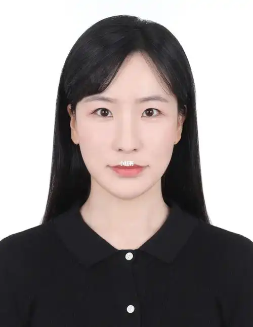 暂时打消了念头,当务之急出个白底的普通证件照就可以,于是走在街上去