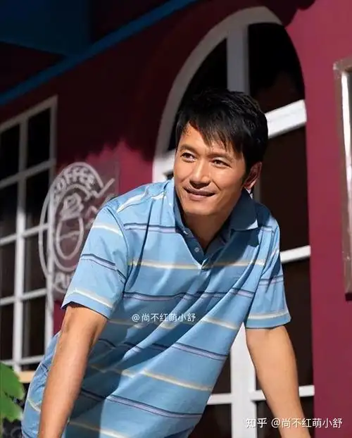 63岁苗侨伟满脸皱纹也帅气,穿西装时髦,网友:这男人帅了一辈子 - 知乎