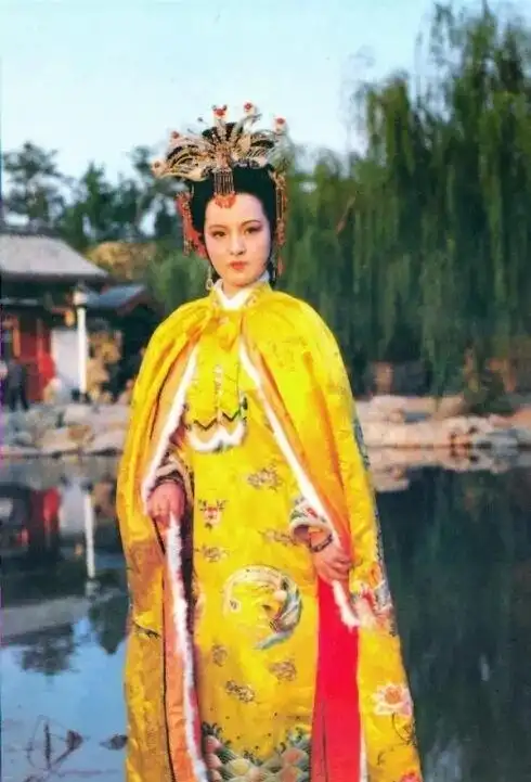 她是87版红楼梦元春,她年轻的照片,惊艳时光,温柔岁月