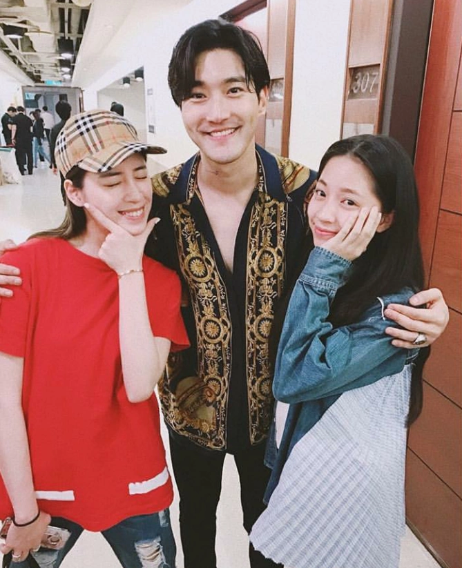 崔始源拥抱欧阳妮妮感性留言,难道忘了与欧阳娜娜有六年之约吗?