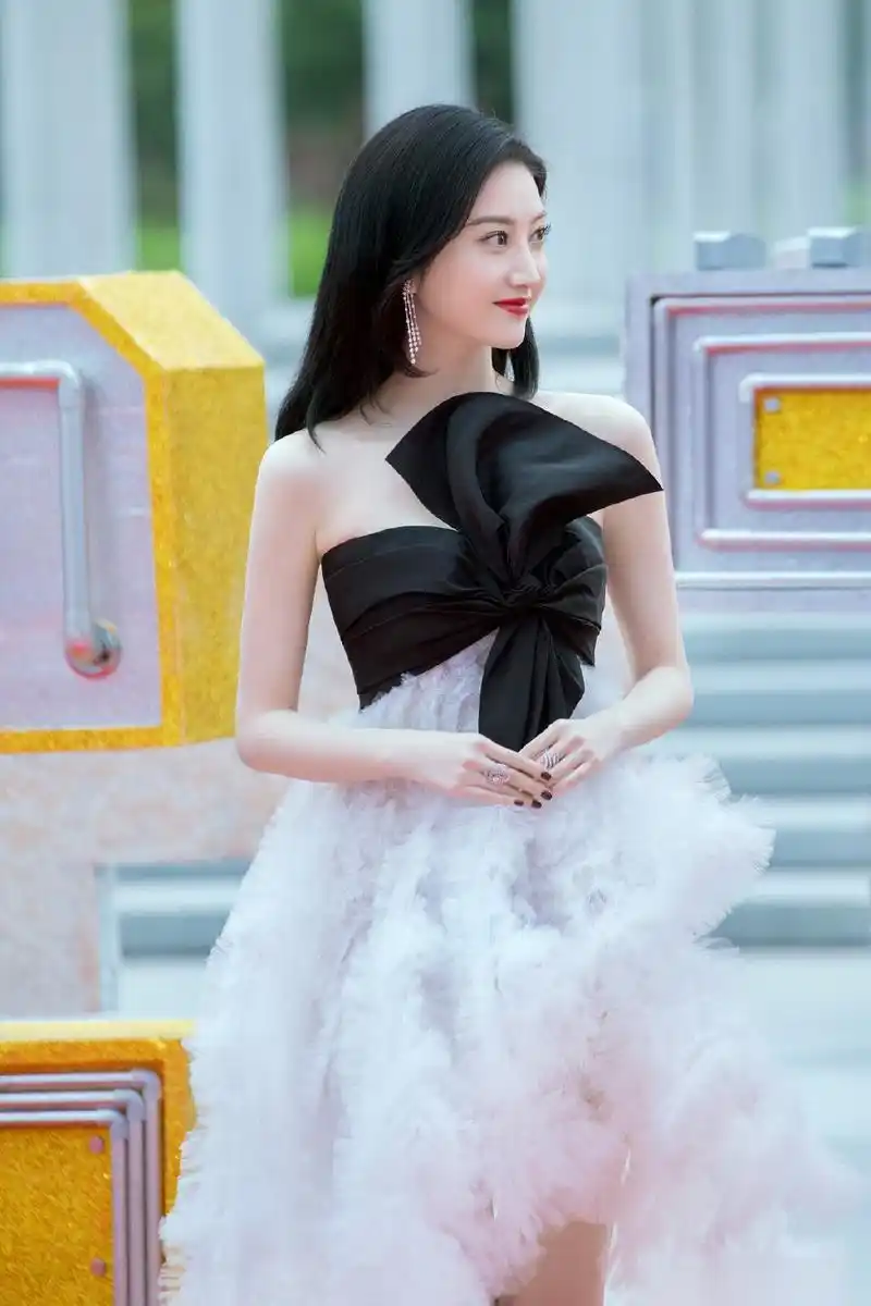 景甜一袭黑白拼接抹胸羽毛裙,仿佛羽毛般轻盈柔美,搭配黑色一字带高跟