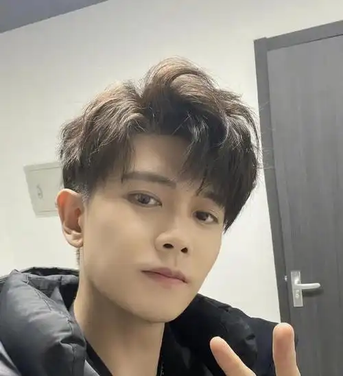 男明星任嘉伦时尚写真英俊帅气玉树临风