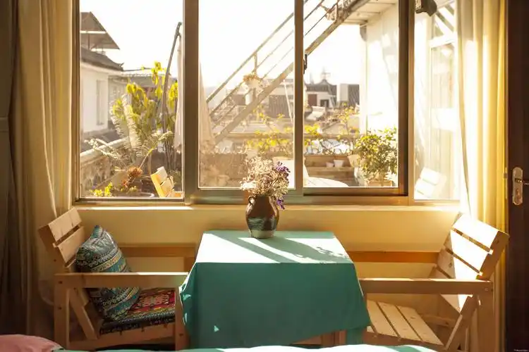 去呼呼,找有意思的房间-大理观岚社客栈二楼大床房-阳光漫屋