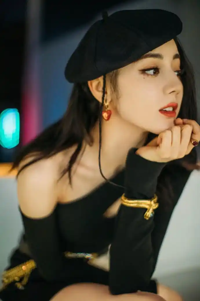 迪丽热巴穿斜肩针织上衣贝雷帽造型甜酷灵动