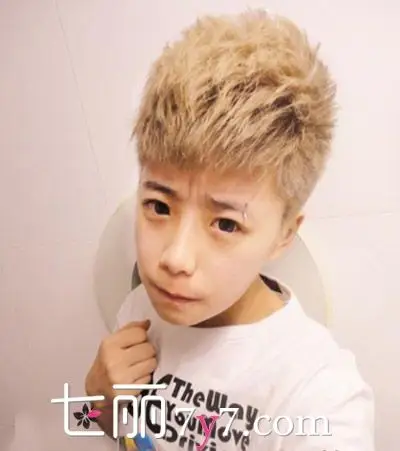 男生发型飞机头look2这款飞机头发型经过了纹理烫的打造,所以会带有