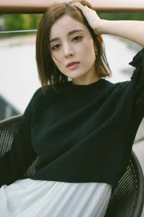 古力娜扎短发写真曝光 气质优雅美腿抢镜超养眼