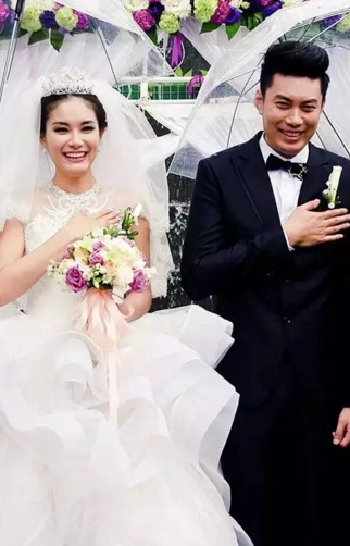 艾伦与相交多年的女友朱微玮于2013年的国庆举办婚礼.