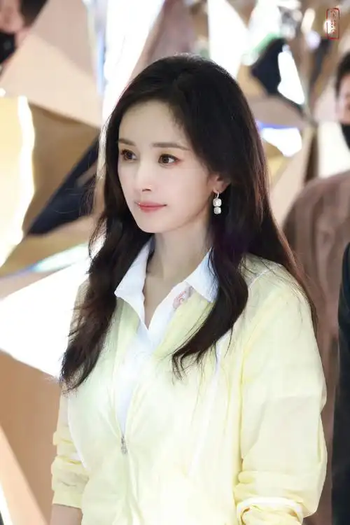 杨幂的穿搭有点凡尔赛了##杨幂运动风女大