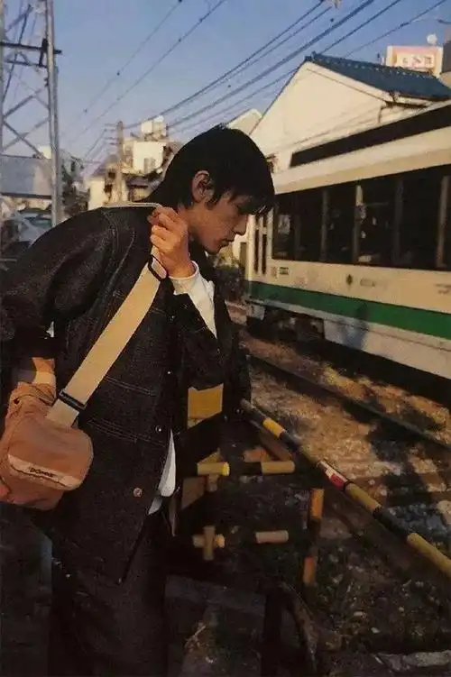 如今看着周杰伦的老照片,发现他从很早之前就引领着复古时代的潮流.