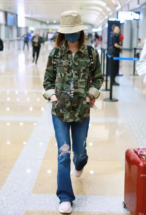 林心如罕见走机场迷彩外套配牛仔低调随性好身材真看不出43岁