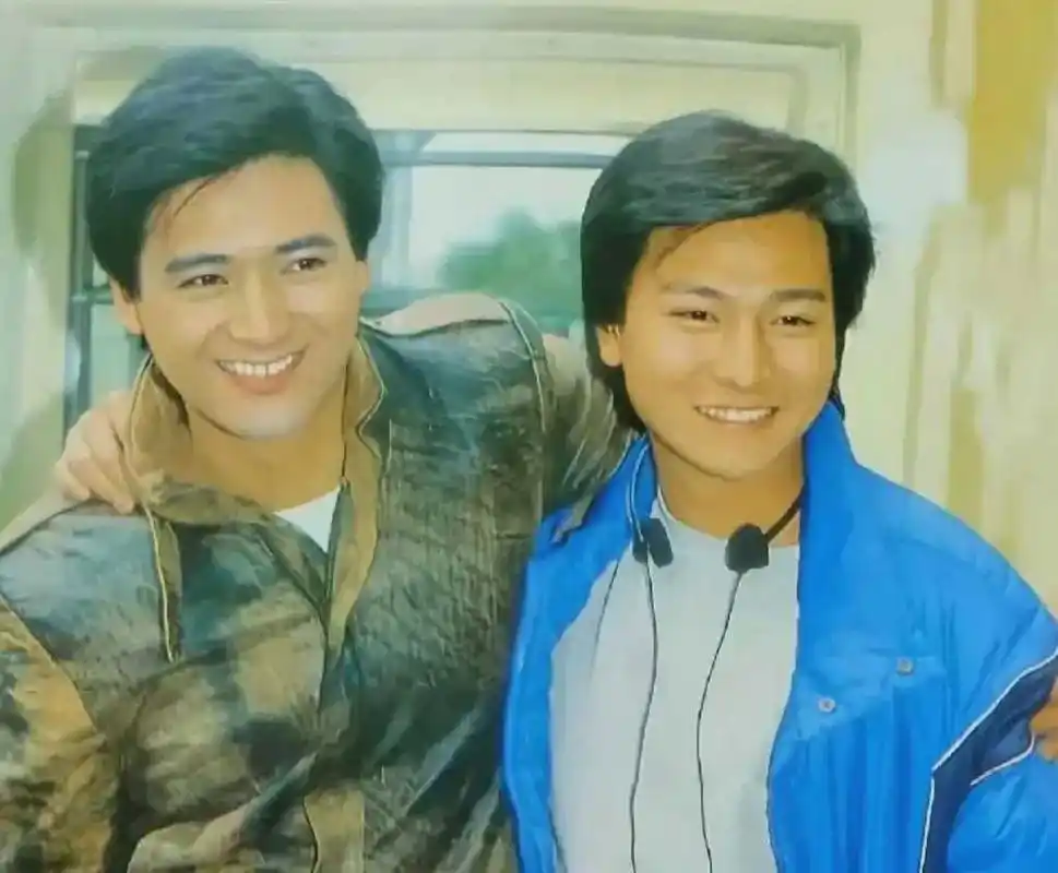 周润发和刘德华年轻时的合影.