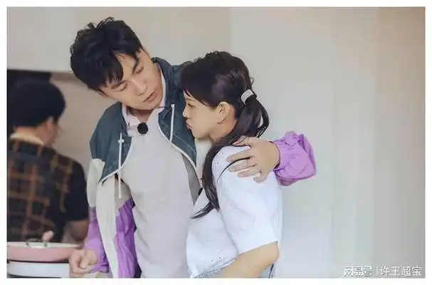 一次吃饭秦昊看到伊能静在偷偷擦眼泪他赶紧问怎么了