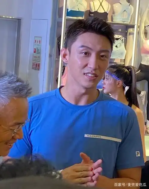 黄景瑜活动生图惹争议?皮肤暗黄法令纹明显,颜值翻车毫无少年感