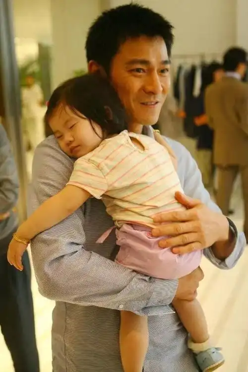 演员刘德华全家照片对比(画面曝光后网友有的表示有些认不出朱丽倩了)