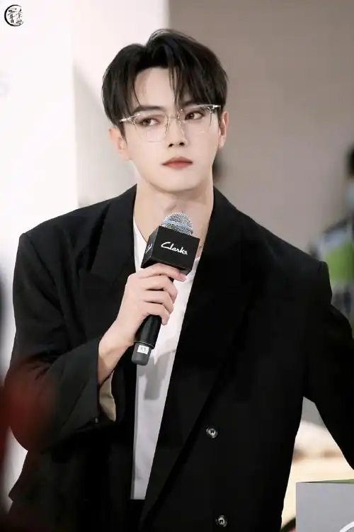 许凯活动生图状态,很难不夸一句好到飞起,戴眼镜有禁欲系的feel了