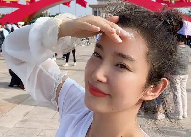 48岁李冰冰自拍照罕见被曝光,脸部水肿皮肤红嫩,为防晒包裹严实_照片