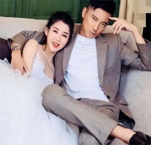 李小萌晒奢侈豪车,穿v领裙成豪门贵妇,与丈夫王雷一直相伴相爱