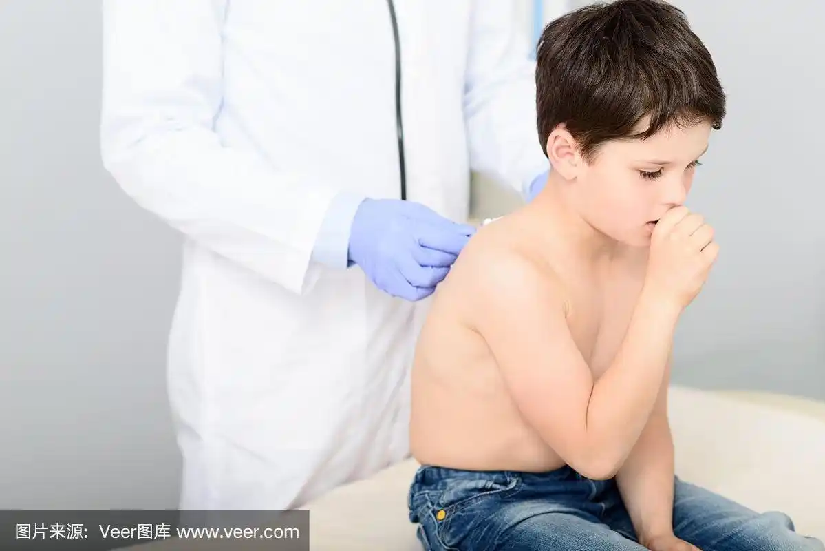 儿科医生正在给一个小男孩做检查