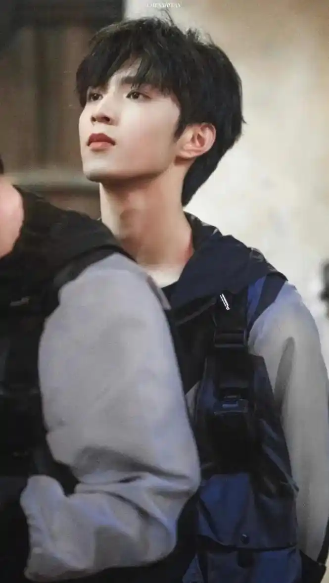 刘耀文   我今年12岁,如果能熬到18岁,那我就去看世界 - 抖音