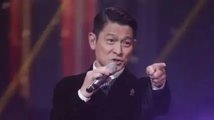 62岁刘德华近照老态龙钟 满头白发啤酒肚凸起