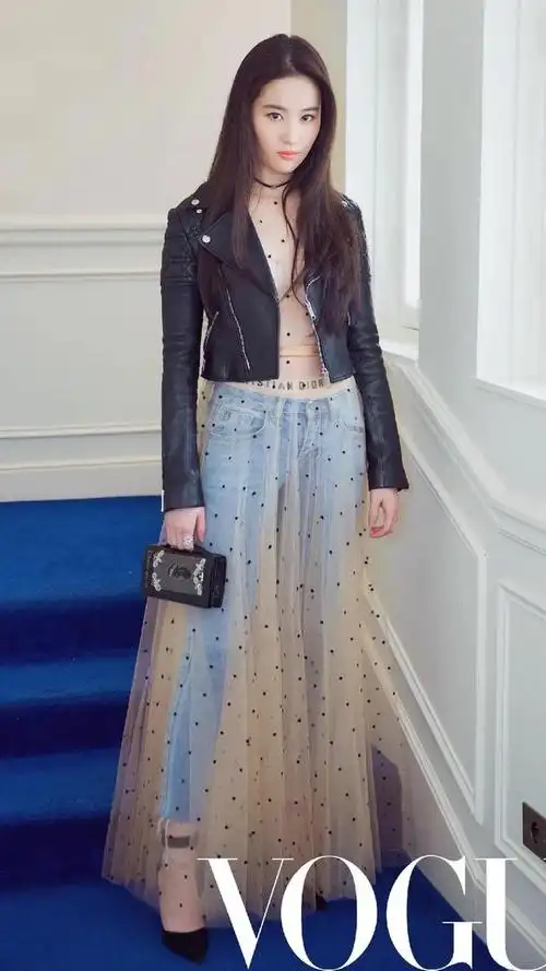 刘亦菲真装扮太时尚,裸色纱裙与牛仔裤玩混搭,不愧号称神仙姐姐