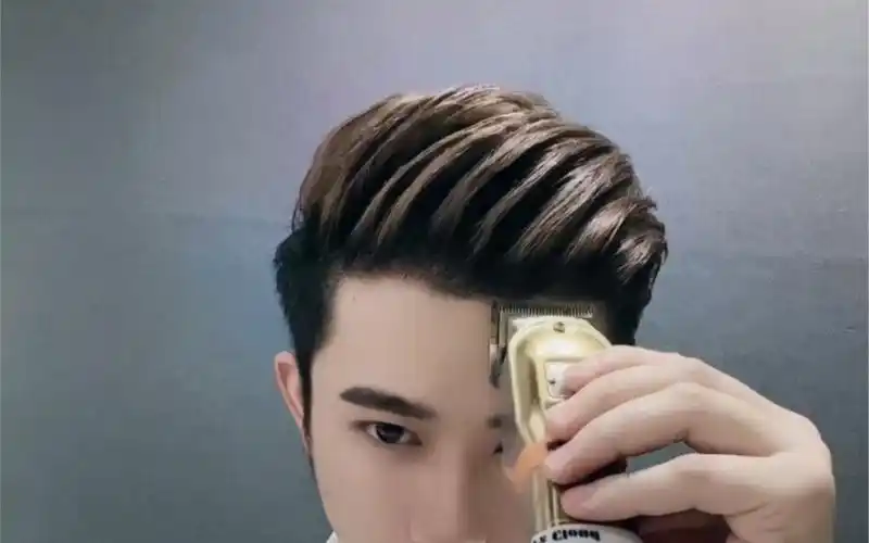 纹理侧背头打理技巧,男人要想混的好,头发必须往后倒