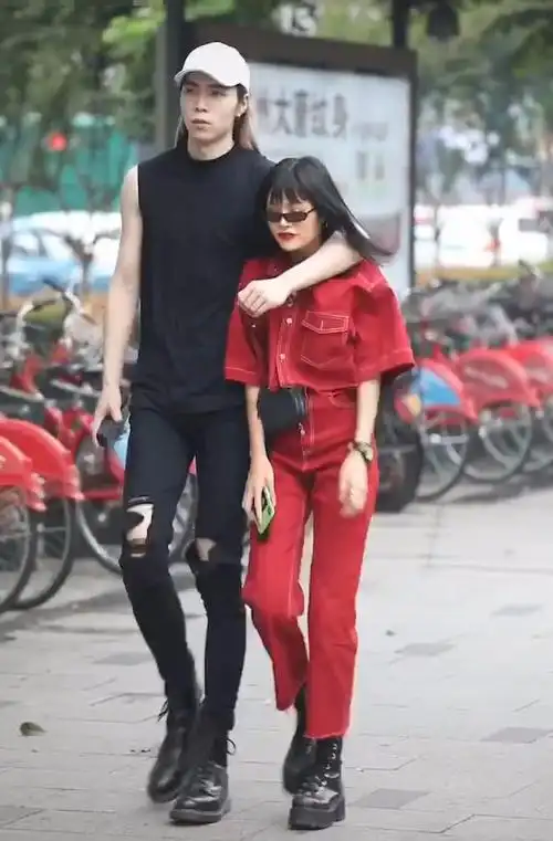 最萌身高差:她为这条"例假裤"代言,穿上腿长过185男盆友!