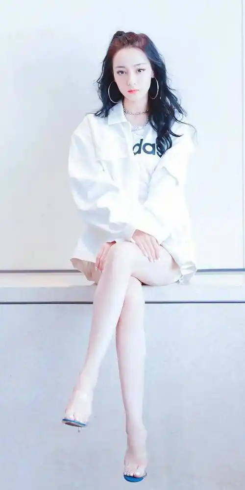 迪丽热巴大长腿写真 人美身材好67