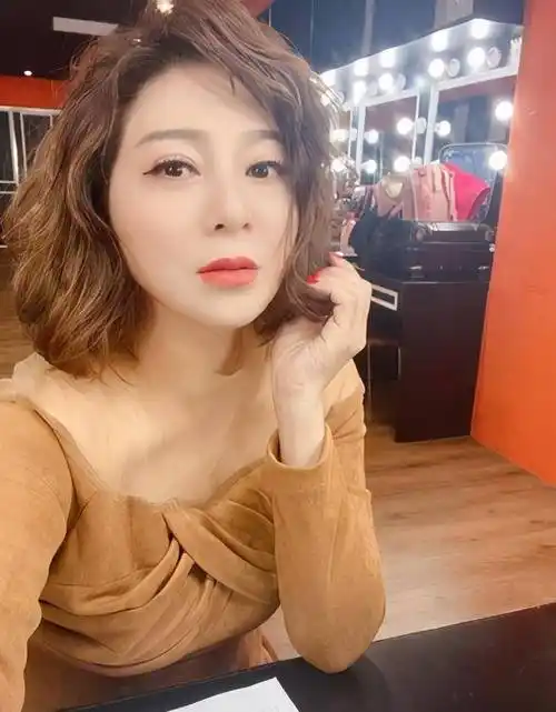 原创王彩桦17岁女正面曝光网友表示认岳母真的是很美的大公主