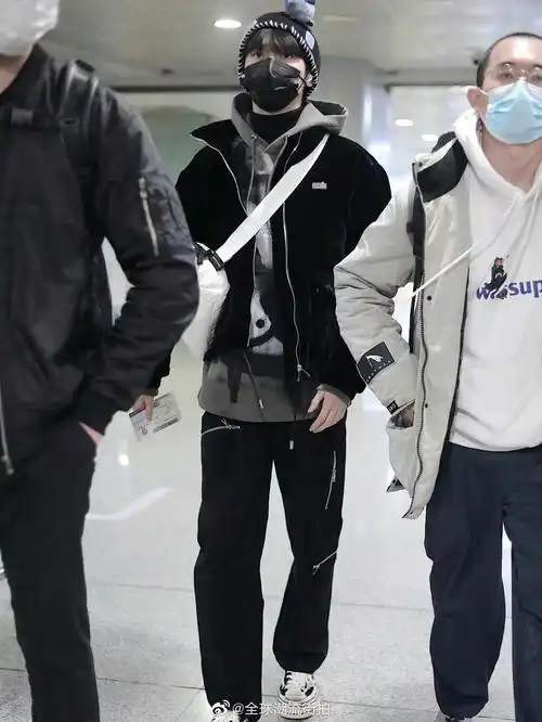 严浩翔最新机场私服更新黑色夹克叠穿灰色连帽卫衣