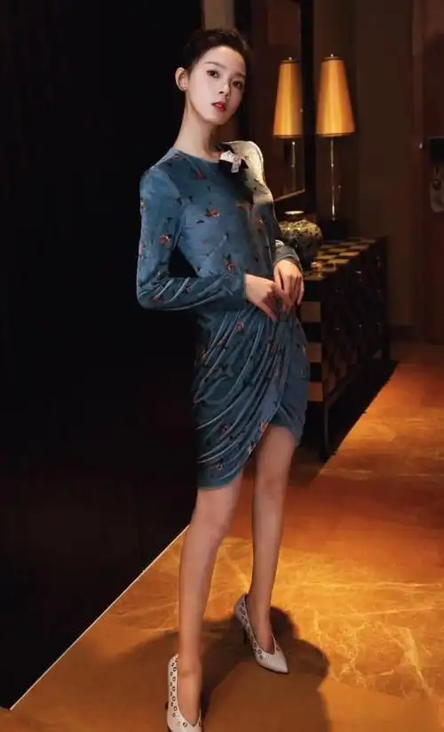 陈瑶穿俗气奶奶裙亮相却火了圆规腿女生看了都想要