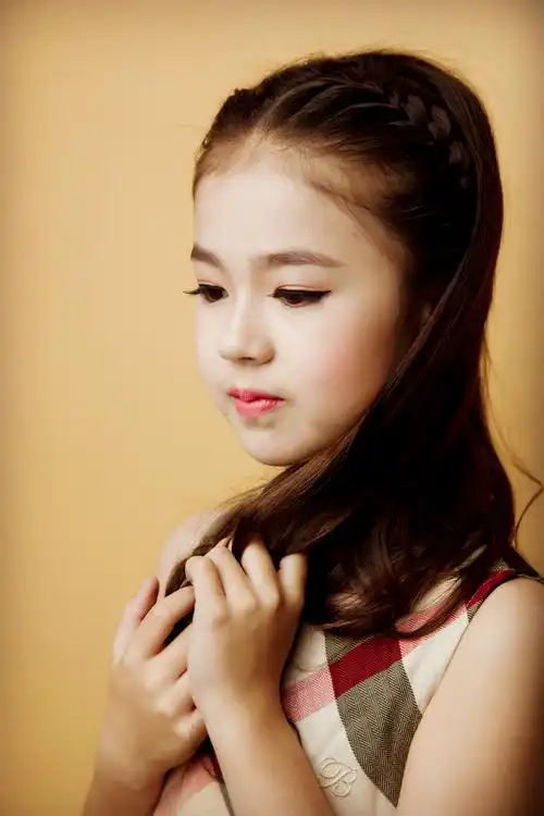 p>曾凯恬,小名恬恬,中美混血儿,童星,2005年3月30日出生于 a target=