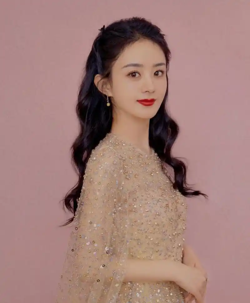 赵丽颖长卷发搭亮片纱裙美丽大方