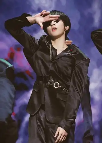 看到时代少年团刘耀文的腹肌和身材你还能相信他才十五岁吗