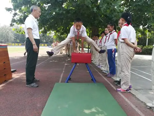 曙光小学六(3)班体育课——跳山羊