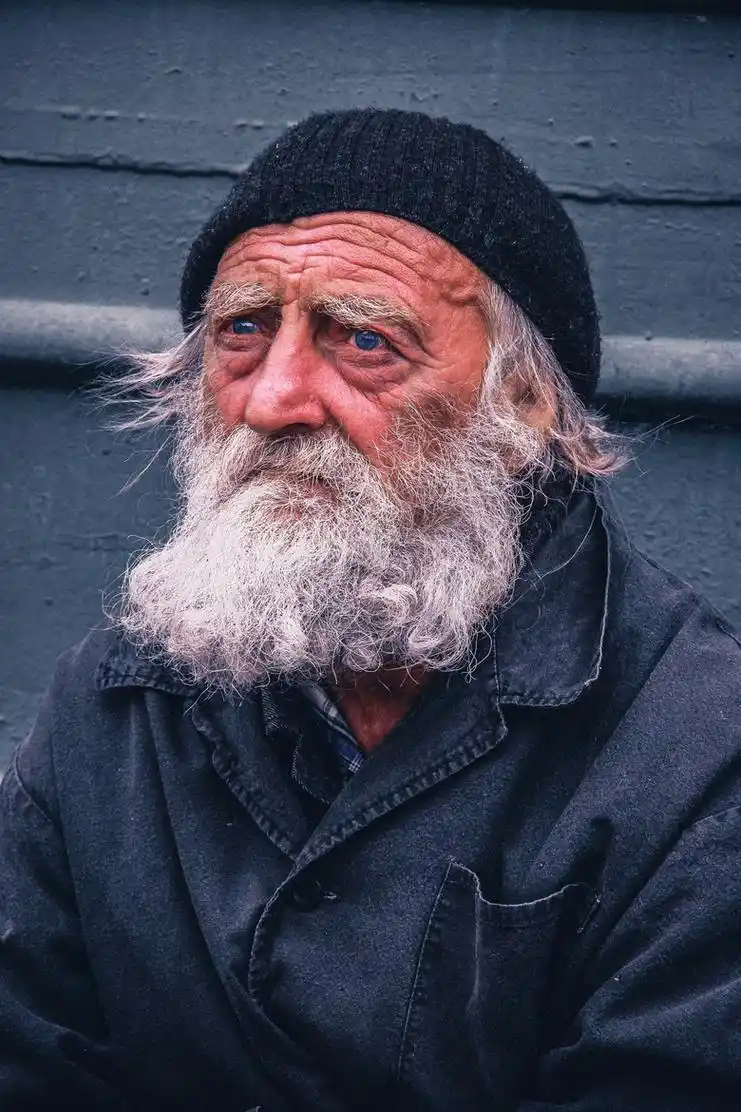 白色胡须老人图片